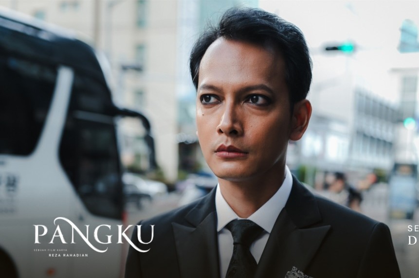 Fedi tampil dengan eyeshadow gradasi dari hitam pekat ke ungu keabu-abuan. Riasan ini memberikan kesan dalam dan intens, mempertegas sorot matanya yang tajam.