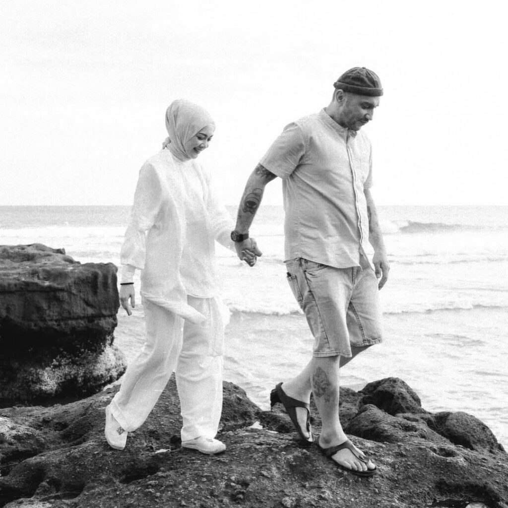 Di tengah kesibukan sebagai orang tua, Gary dan Richa tetap menjaga romantisme.