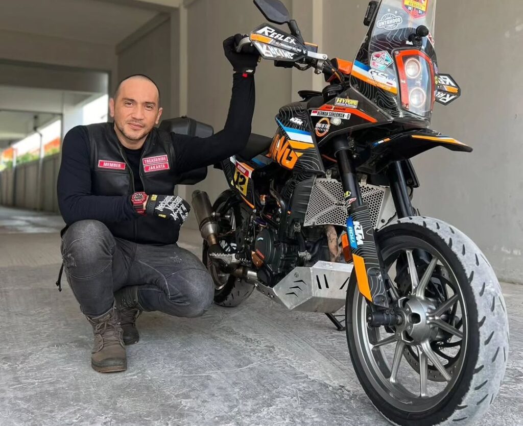 Berdasarkan keterangan kepolisian, Gary Iskak mengalami kecelakaan tunggal saat mengendarai motor dan menabrak pohon