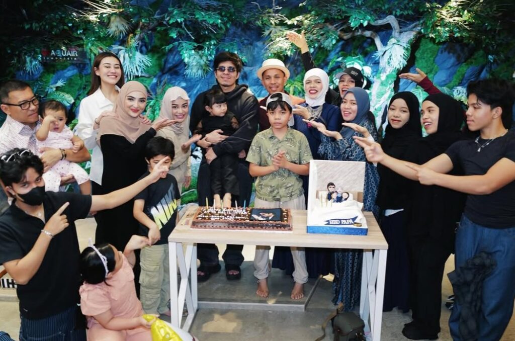 Selain menulis, keluarga ini juga aktif berkarya di bidang musik. Lagu-lagu mereka seperti “Ziggy Zagga” berhasil meraih lebih dari 187 juta views di YouTube per November 2025.