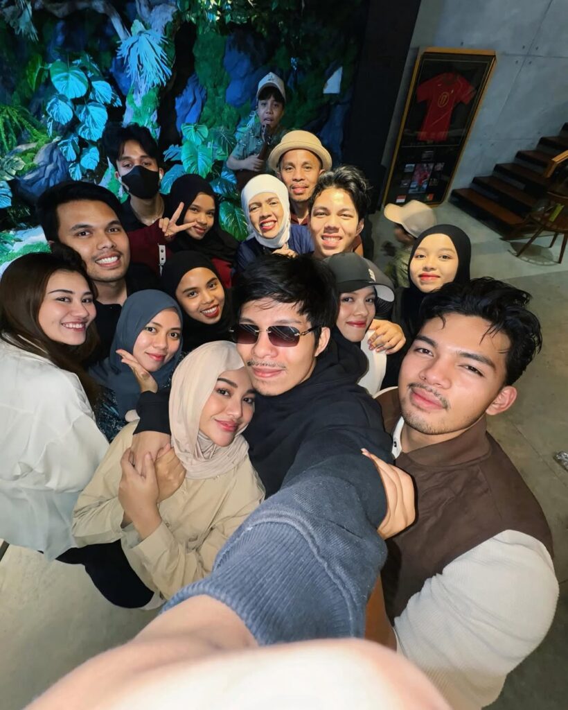 Kehadiran kanal YouTube “Gen Halilintar” kemudian semakin mengukuhkan nama mereka sebagai salah satu keluarga paling berpengaruh di Indonesia.