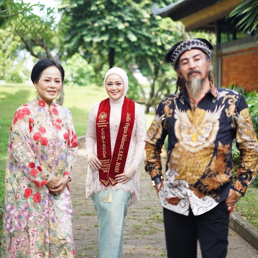 Meski dikenal sebagai sosok publik yang misterius dan jarang berbicara, Limbad ternyata sangat perhatian terhadap pendidikan anak-anaknya.