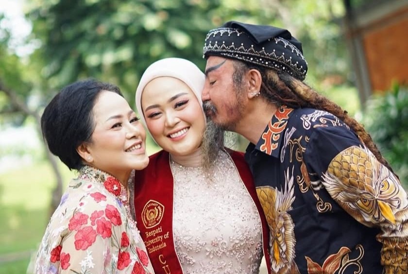 Limbad bangga putrinya lulus s2 cum laude