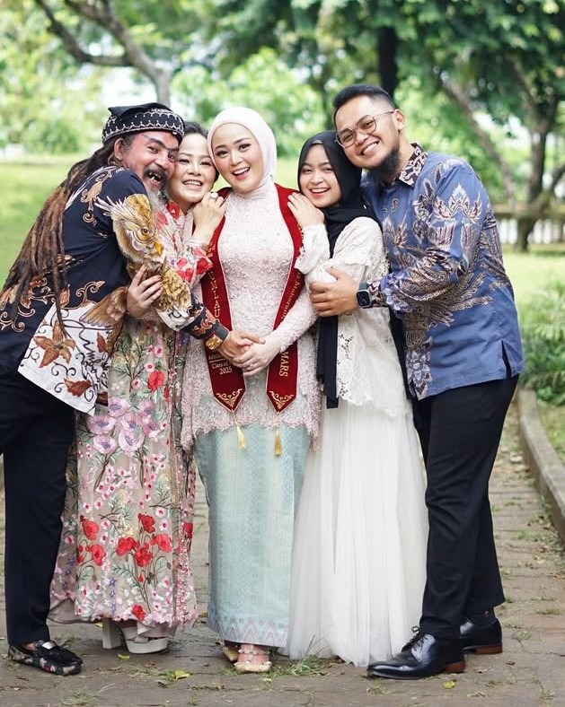 Meski dikenal mudah ngambek, Gina menegaskan bahwa sang ayah tidak pernah marah dalam waktu lama. “Oh, enggak lama. Berapa jam aja,” katanya.