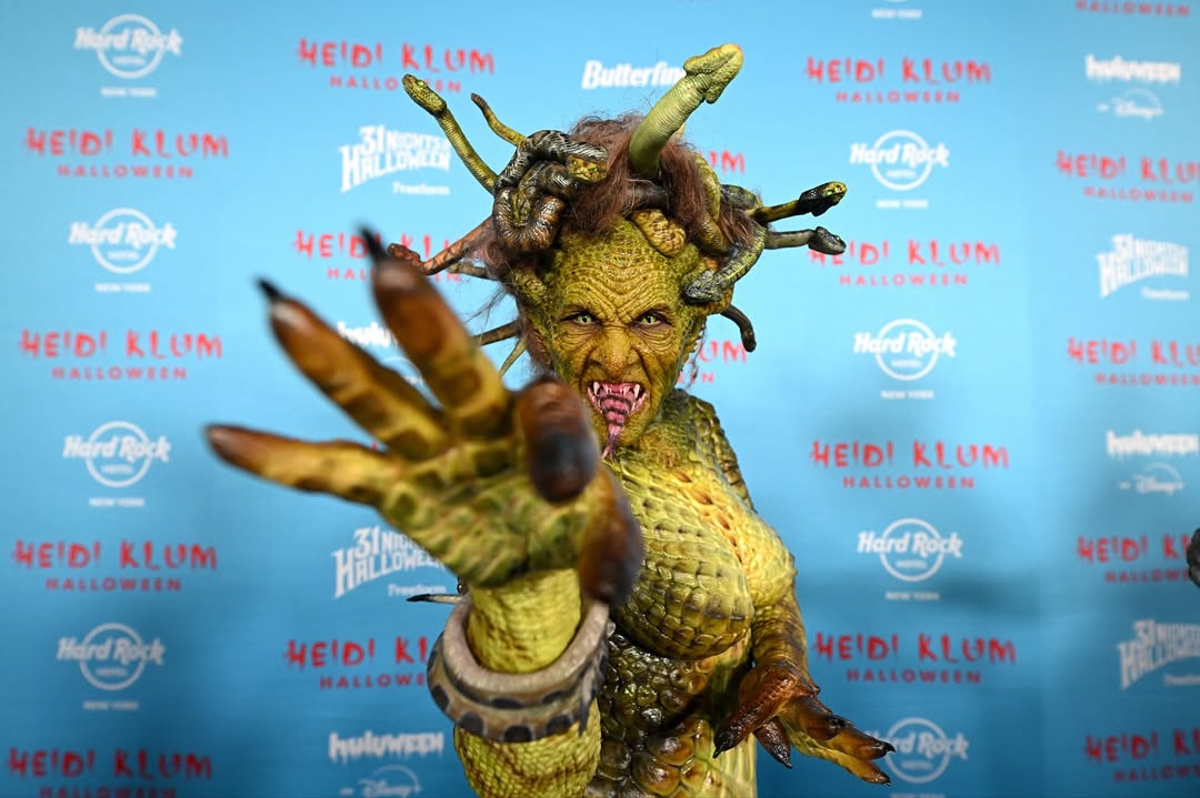 Heidi Klum cosplay jadi Medusa