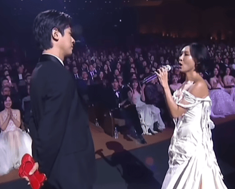 Menurut laporan AllKpop, setelah penampilan tersebut, Good Goodbye langsung menduduki peringkat pertama di Melon Top 100, Bug, dan Flo.