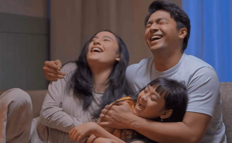 Di balik kehidupan rumah tangga yang harmonis, Aris ternyata menjalin hubungan terlarang dengan iparnya sendiri.