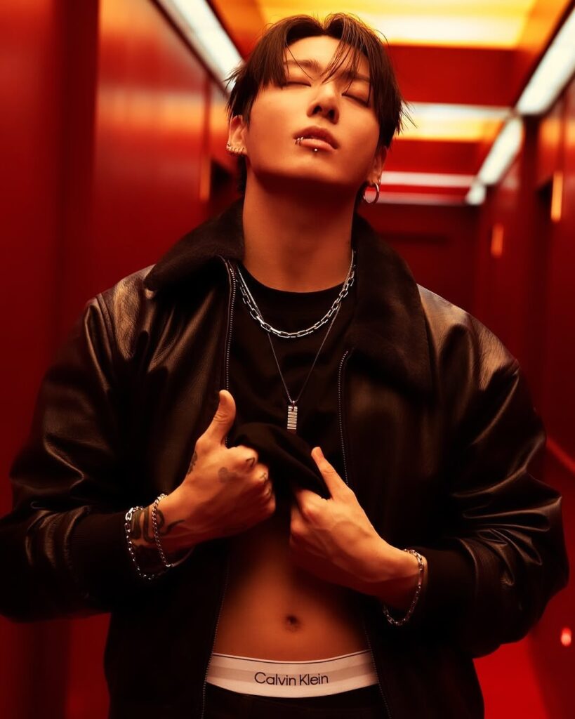 Kampanye musim liburan Calvin Klein tahun ini menampilkan Jungkook dalam balutan koleksi terbaru yang mengusung nuansa minimalis dan sensual.