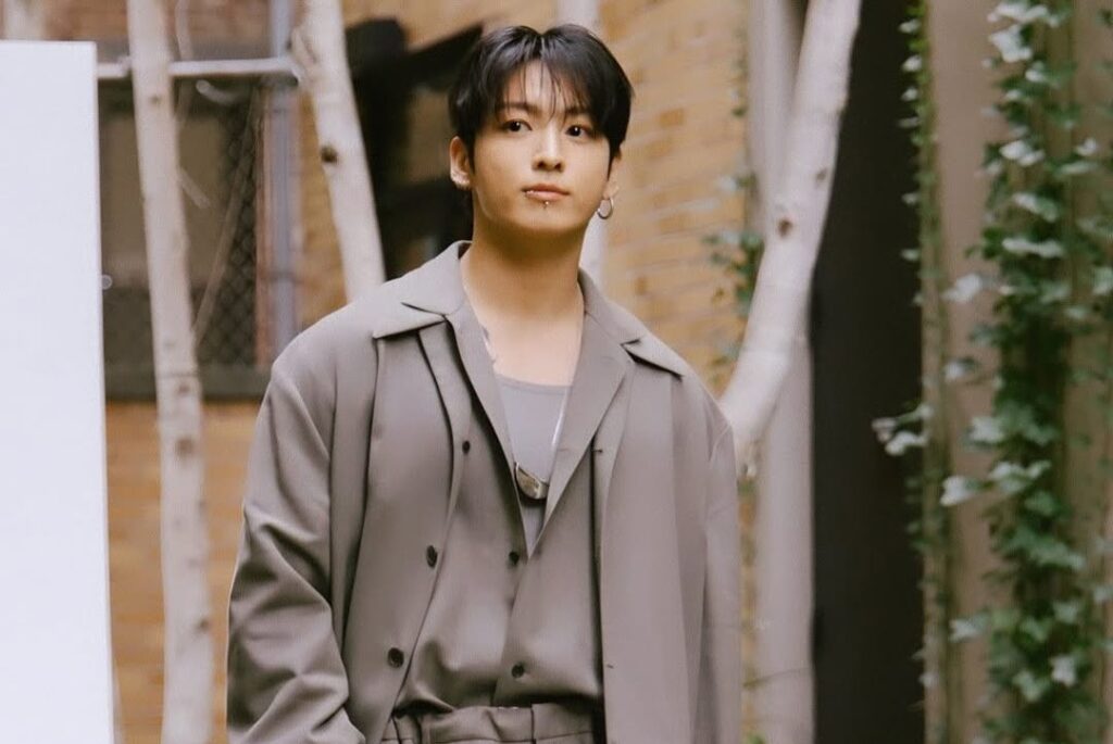 Jungkook juga membagikan detail penting bahwa para member akan mulai mempelajari koreografi secara serius