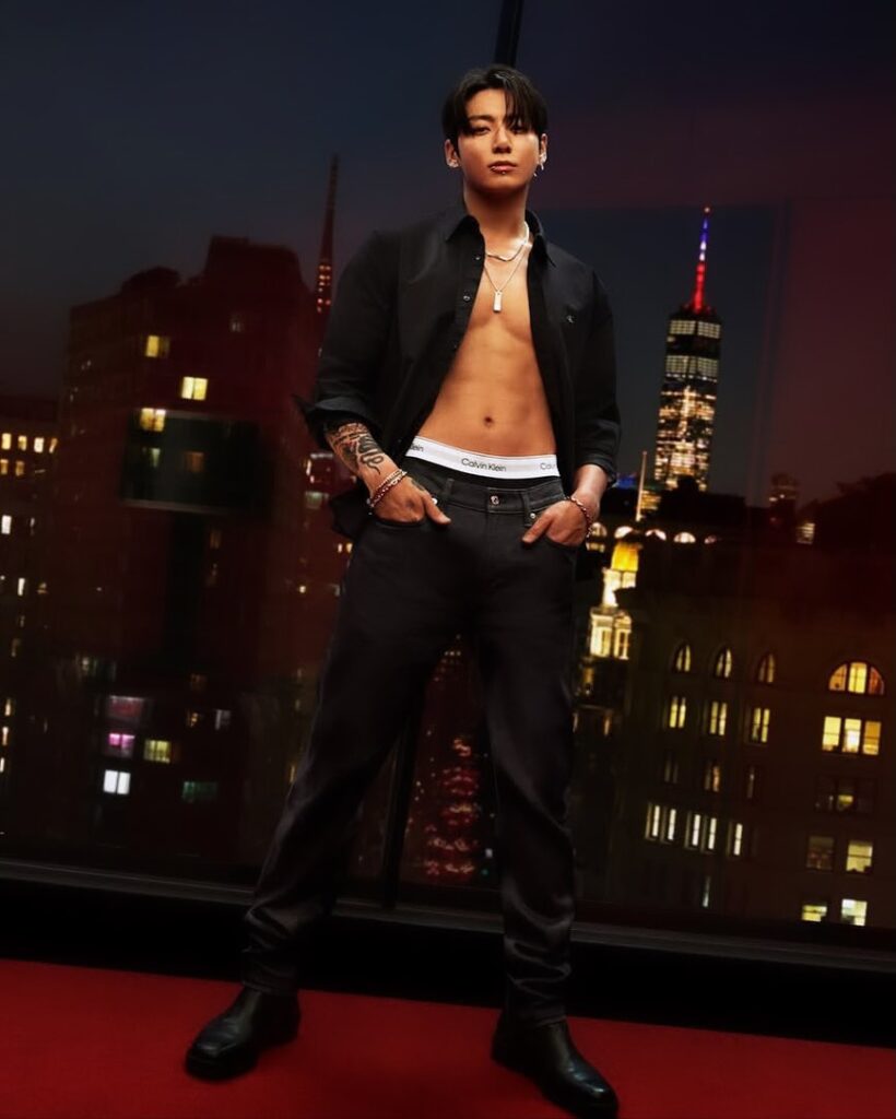 Jungkook tidak hanya tampil sebagai model, tetapi juga sebagai simbol transisi dari idol K-pop menjadi ikon budaya pop dunia.