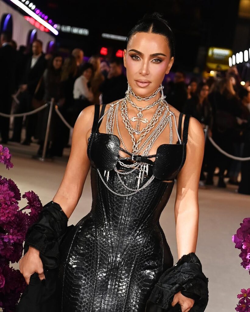 Potongan video yang beredar di media sosial menunjukkan Kim berbincang dengan aktris Sarah Paulson, sambil menyebut bahwa ekspedisi luar angkasa tersebut tidak pernah terjadi.