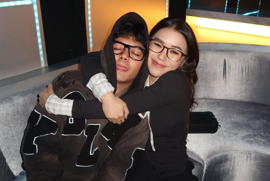 Reza Arap berikan cincin kepada Lula Lahfah