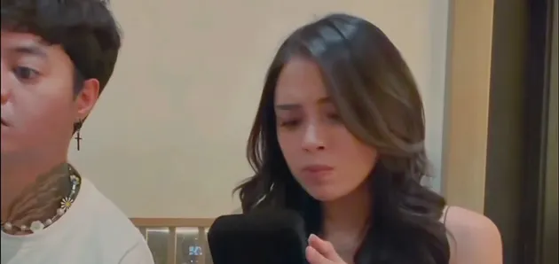 Pemberian cincin oleh Reza Arap kepada Lula Lahfah terjadi dalam suasana yang penuh keakraban.