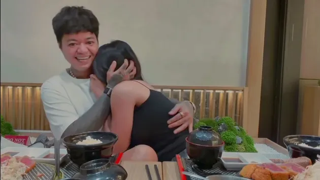 Meski belum ada konfirmasi resmi apakah momen itu merupakan lamaran, banyak penggemar yang menganggapnya sebagai simbol komitmen.