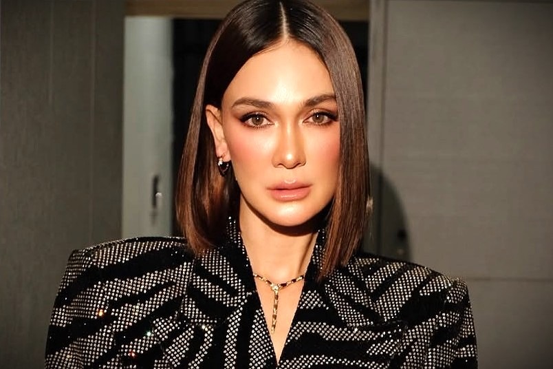 Luna Maya bergaya no pants look