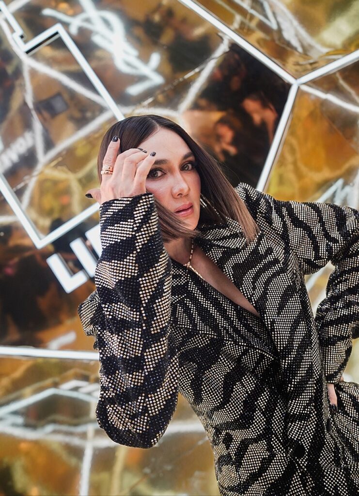 Penampilan Luna semakin segar dengan rambut pendek lurus yang ditata rapi tanpa tambahan hiasan.