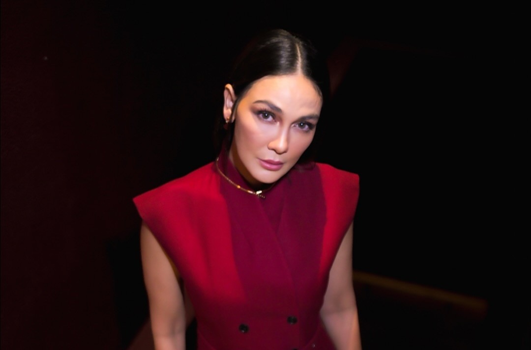 Luna Maya pernah melihat bola api di vilanya