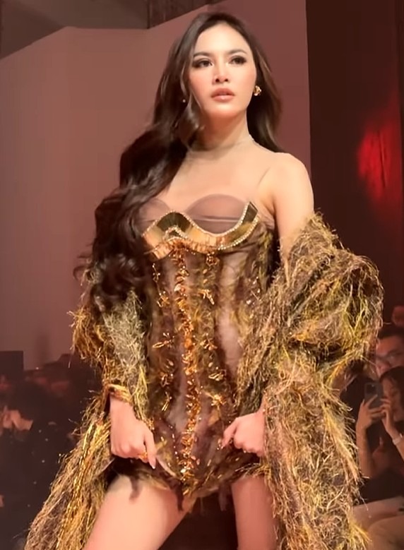 Melalui unggahan Instagram, Mahalini mengungkapkan rasa bahagianya bisa tampil di JFW 2026. Ia menyebut bahwa kesempatan ini merupakan impian yang sempat tertunda.