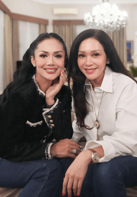 Kisah Maia dan Krisdayanti ini juga menjadi pengingat bahwa di balik gemerlap panggung dan popularitas, para artis tetap manusia biasa yang menjalani kehidupan dengan suka dan duka.