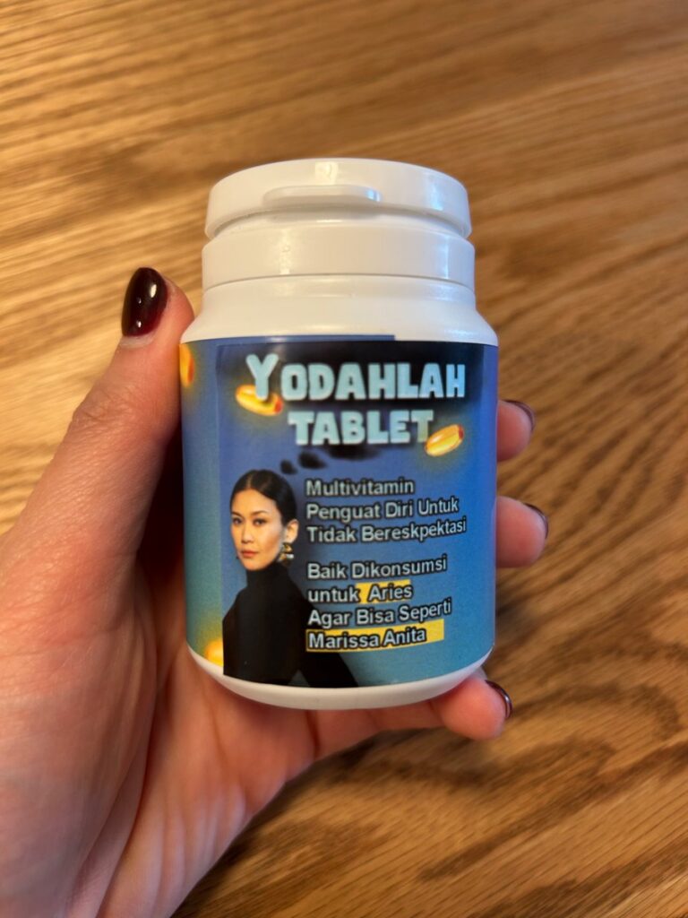 Dalam foto yang dibagikan di akun X @MarissaAnita, terlihat botol obat bergambar dirinya dengan tulisan “Yodahlah Tablet.