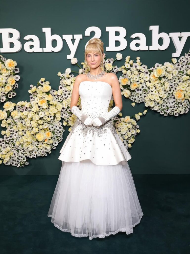 Foto-foto penampilannya langsung viral di media sosial, memicu diskusi tentang transformasi tubuhnya yang dianggap sangat mengejutkan.