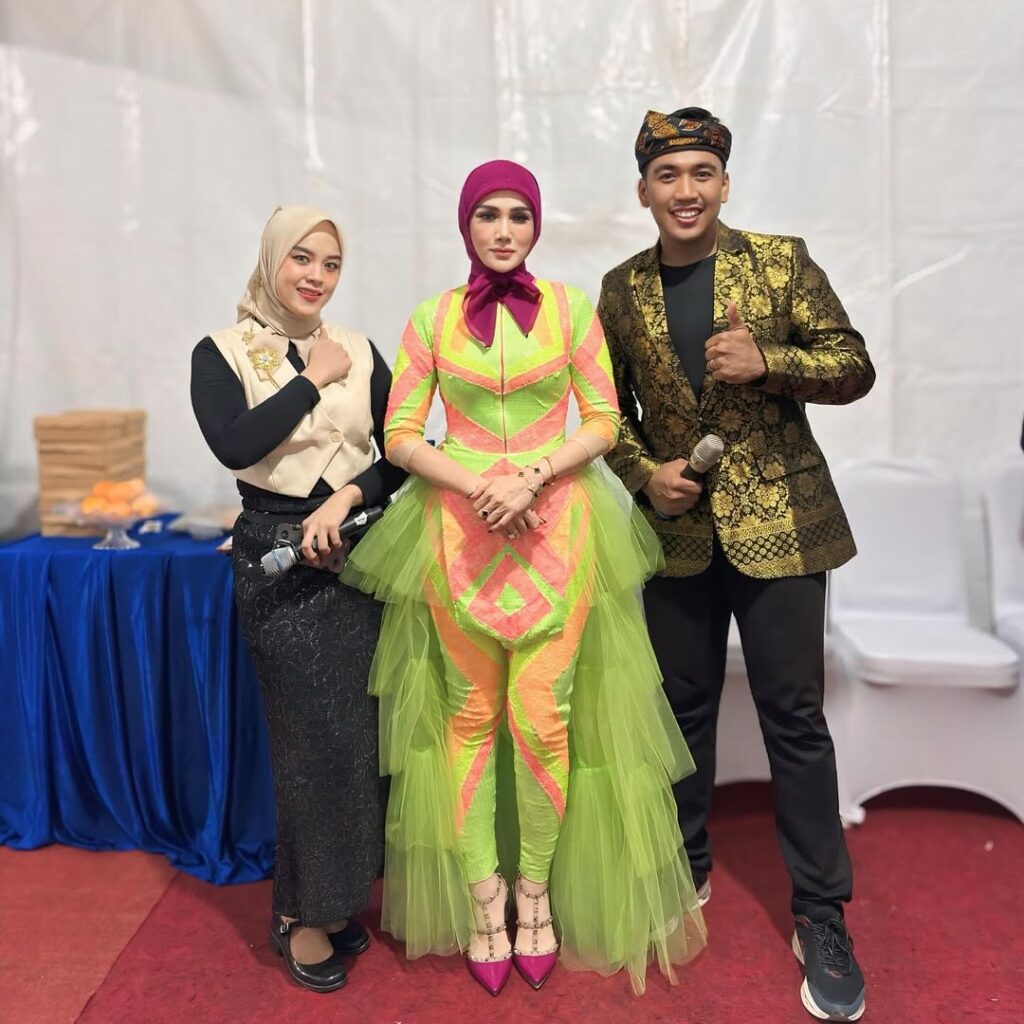 Banyak netizen yang menyoroti keberanian Mulan dalam memadukan hijab dengan bodysuit neon ketat.