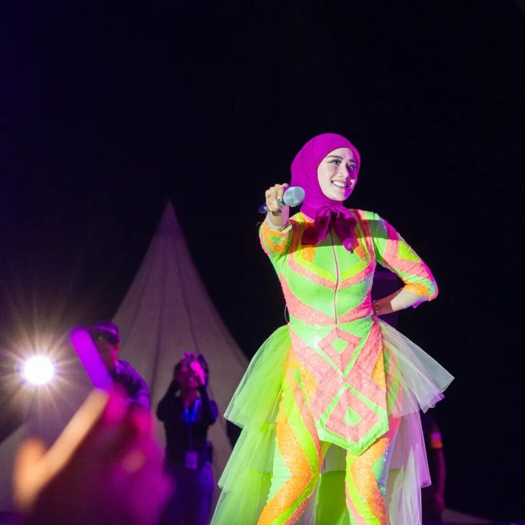 Busana neon yang dikenakan Mulan Jameela menjadi pusat perhatian karena tampil berani dan penuh energi.