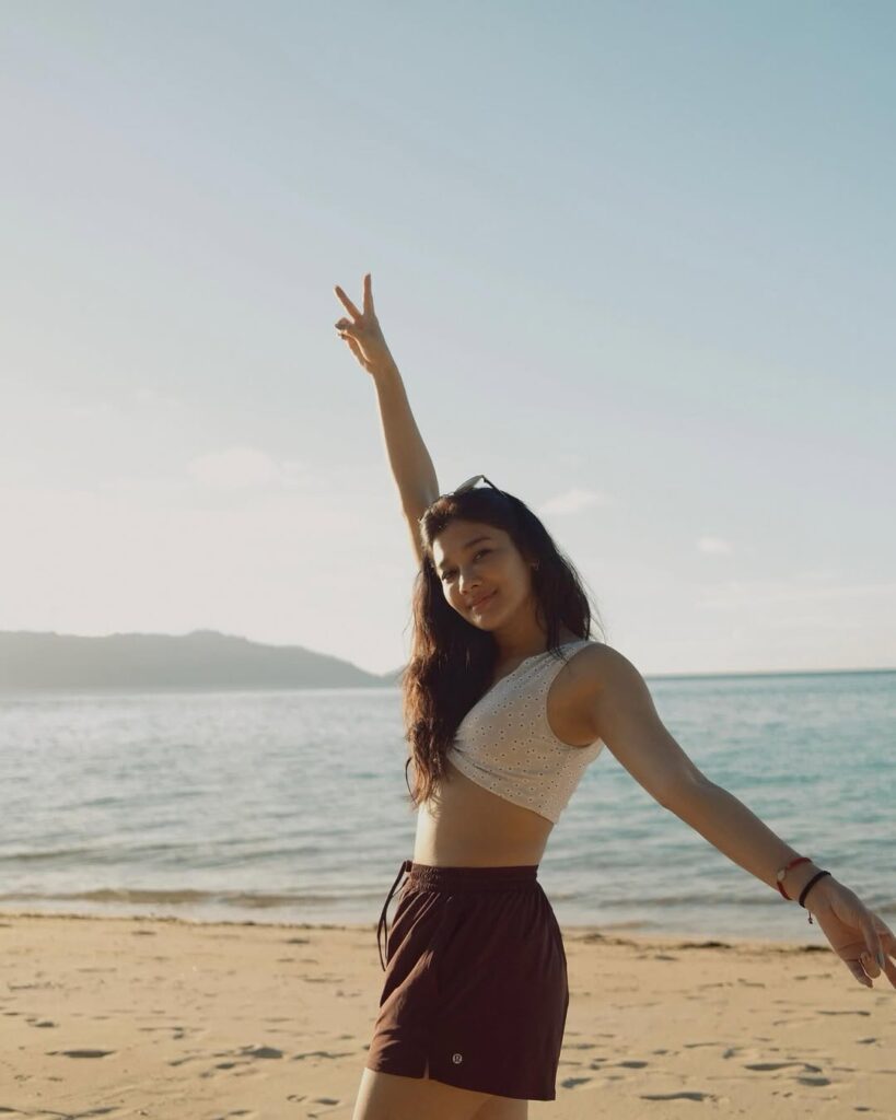 Pesona body goals Naysila Mirdad menjadi sorotan utama dalam unggahan tersebut.