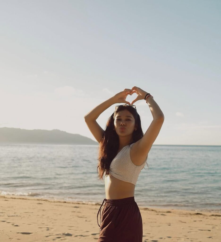 Dalam beberapa foto yang diunggah, Naysila terlihat mengenakan outfit pantai sederhana namun tetap stylish.