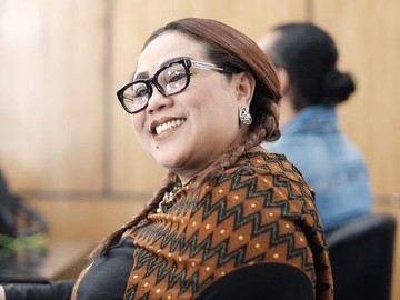 Perjalanan Nunung Srimulat adalah potret kehidupan yang lengkap — ada tawa, luka, kehilangan, tapi juga kebangkitan.