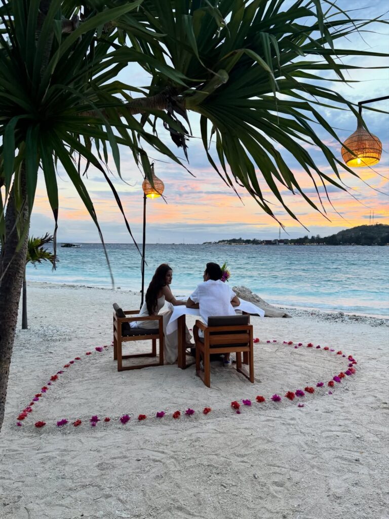 Olla bahkan merayakan ulang tahun Tristan di pinggir pantai dengan dekorasi bunga berbentuk hati yang romantis.