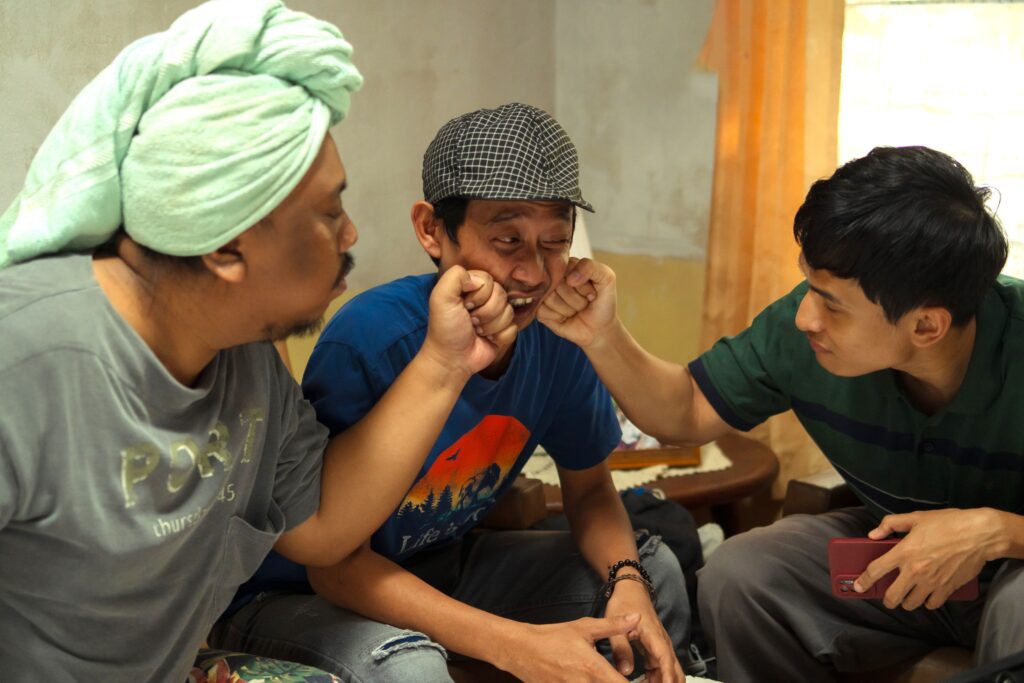 Film ini menyajikan tema pesugihan dalam balutan komedi horor super ringan yang mampu menghilangkan stres sekaligus mengocok perut penonton.