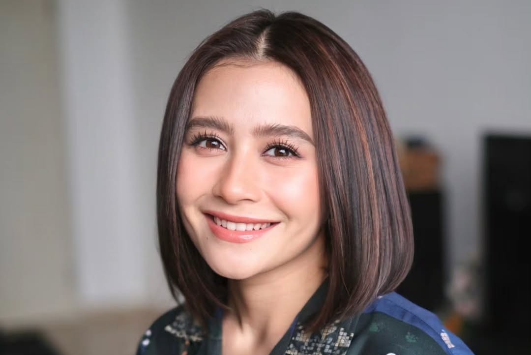 Prilly Latuconsina dengan rambut bob
