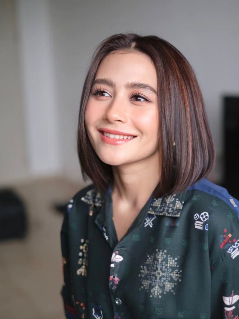 Prilly Latuconsina menjadi salah satu figur publik yang berhasil mempopulerkan tren ini di Tanah Air, memperlihatkan bahwa rambut pendek bisa tetap terlihat elegan dan feminin.