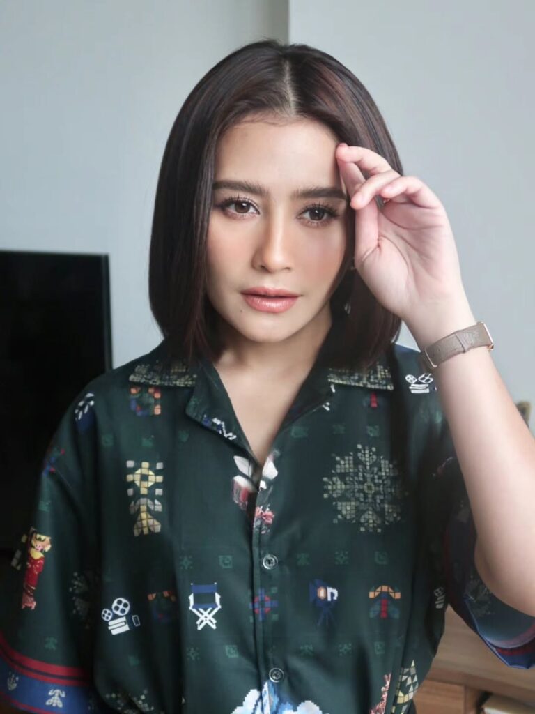 Selain gaya rambut, Prilly juga melengkapi penampilannya dengan makeup bernuansa nude peach.