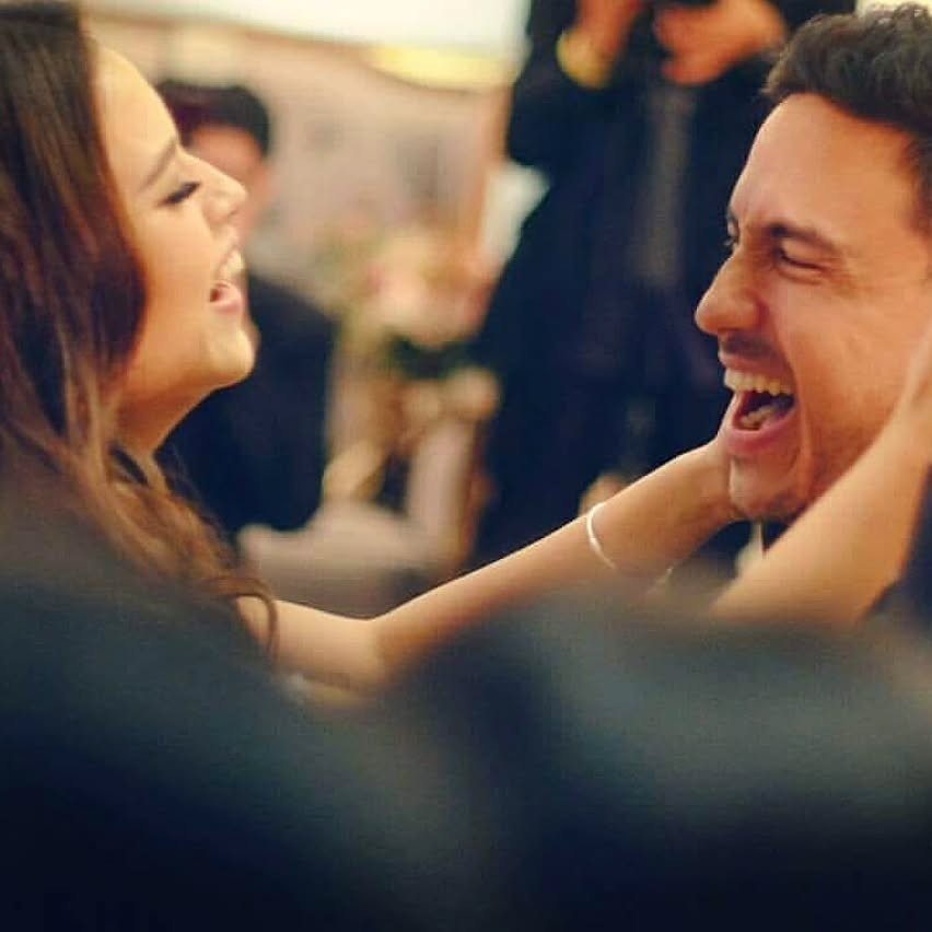 Raisa dan Hamish tertawa bersama dalam potret candid penuh kehangatan.