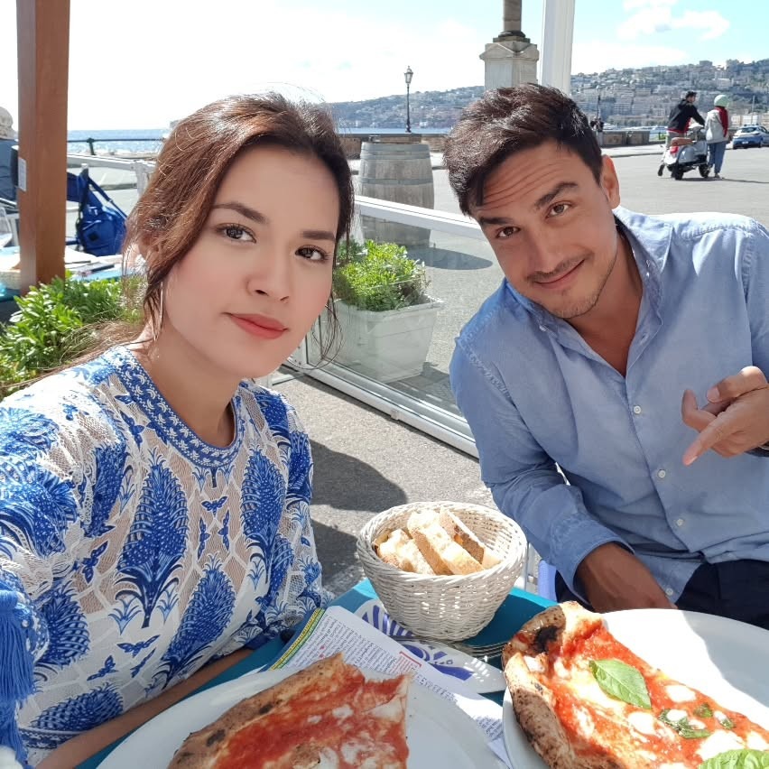 Raisa dan Hamish menikmati makan siang di tepi laut dengan suasana romantis.