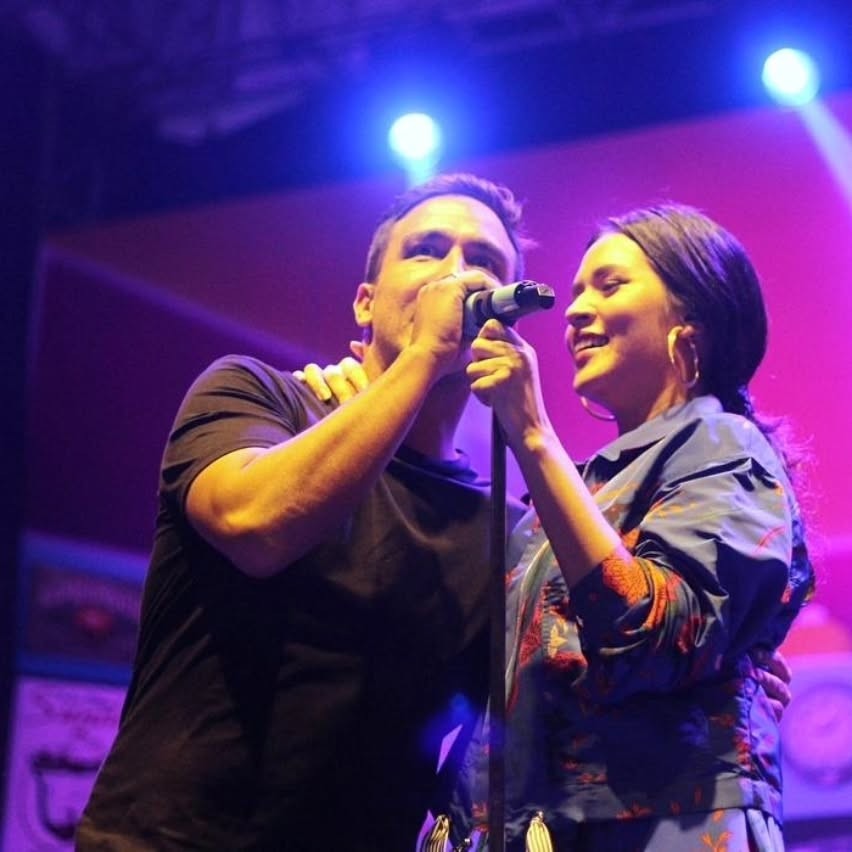 Meski kini keduanya tengah berada di persimpangan hidup yang berat, kenangan-kenangan manis Raisa dan Hamish tetap membekas di hati banyak orang.