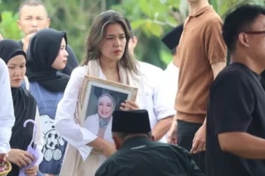 Raisa tampak tegar saat pemakaman ibunda