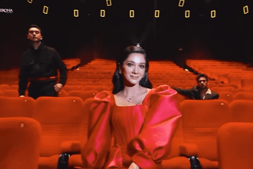 'RIBA' menceritakan kehidupan Sugi, seorang ayah muda yang hidupnya damai bersama istri (Fanny Ghassani), kedua anaknya, dan ibu mertua (Jajang C. Noer).