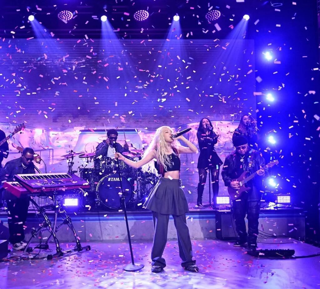 Rosé juga mengungkapkan bahwa dirinya sangat merindukan penggemar di Indonesia.