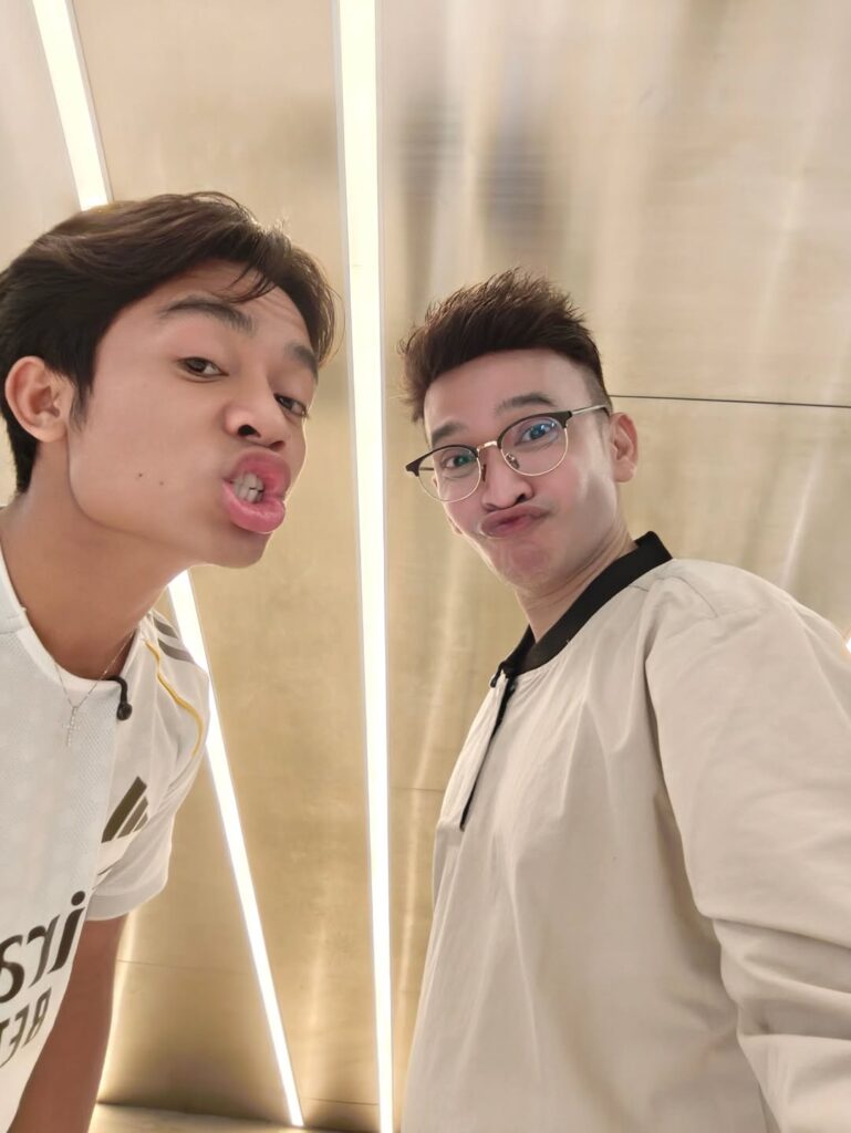 Ketertarikan Betrand Peto terhadap sepak bola bukan hal baru. Ia beberapa kali menunjukkan minat terhadap olahraga tersebut, baik melalui unggahan media sosial maupun dalam berbagai wawancara.