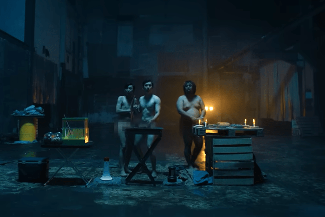 Berbeda dengan Yono, Ardit Erwandha mengaku sempat mengalami pergulatan batin sebelum menerima adegan telanjang.