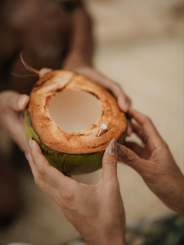 Alih-alih menggunakan kotak cincin konvensional, Sean memilih cara yang tak biasa namun sangat bermakna: menyematkan cincin berlian di dalam kelapa muda.