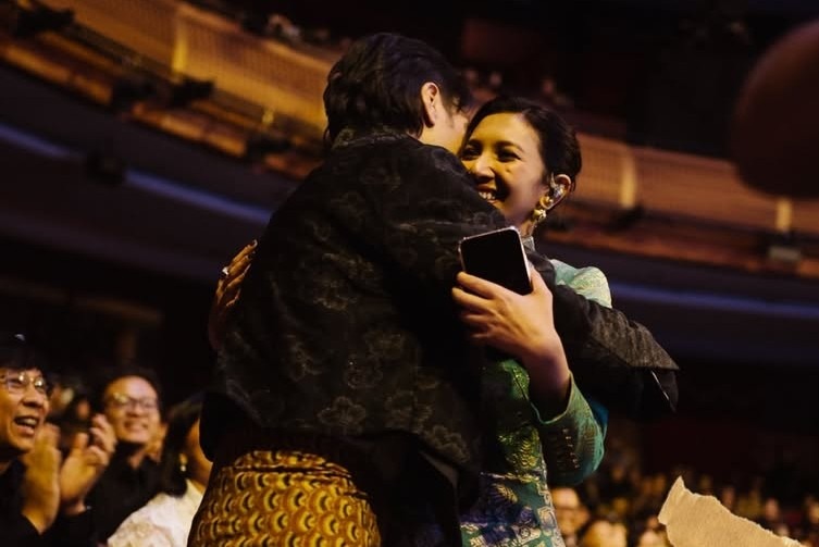 Momen kemenangan Sheila Dara semakin menyentuh hati ketika sang suami, Vidi Aldiano, memberikan dukungan penuh dari bangku penonton.