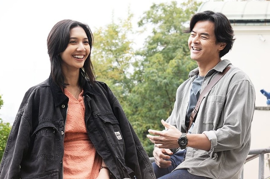 Sheila juga menyampaikan apresiasi kepada Dion Wiyoko, lawan mainnya di film Sore.