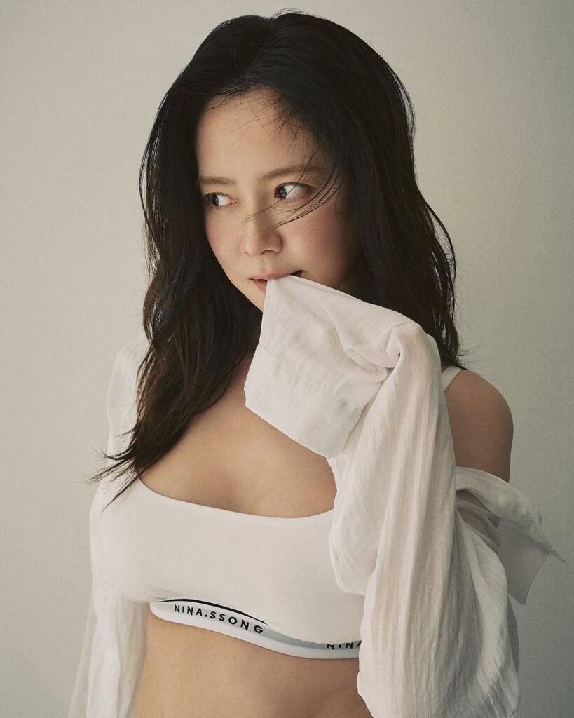 Gaya pemotretan yang memanfaatkan cahaya alami menonjolkan kesan kasual namun tetap sensual. 