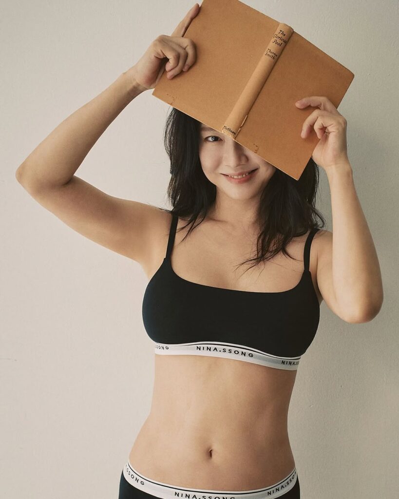 Penampilannya dalam berbagai koleksi lingerie minimalis menunjukkan sisi elegan dan percaya diri