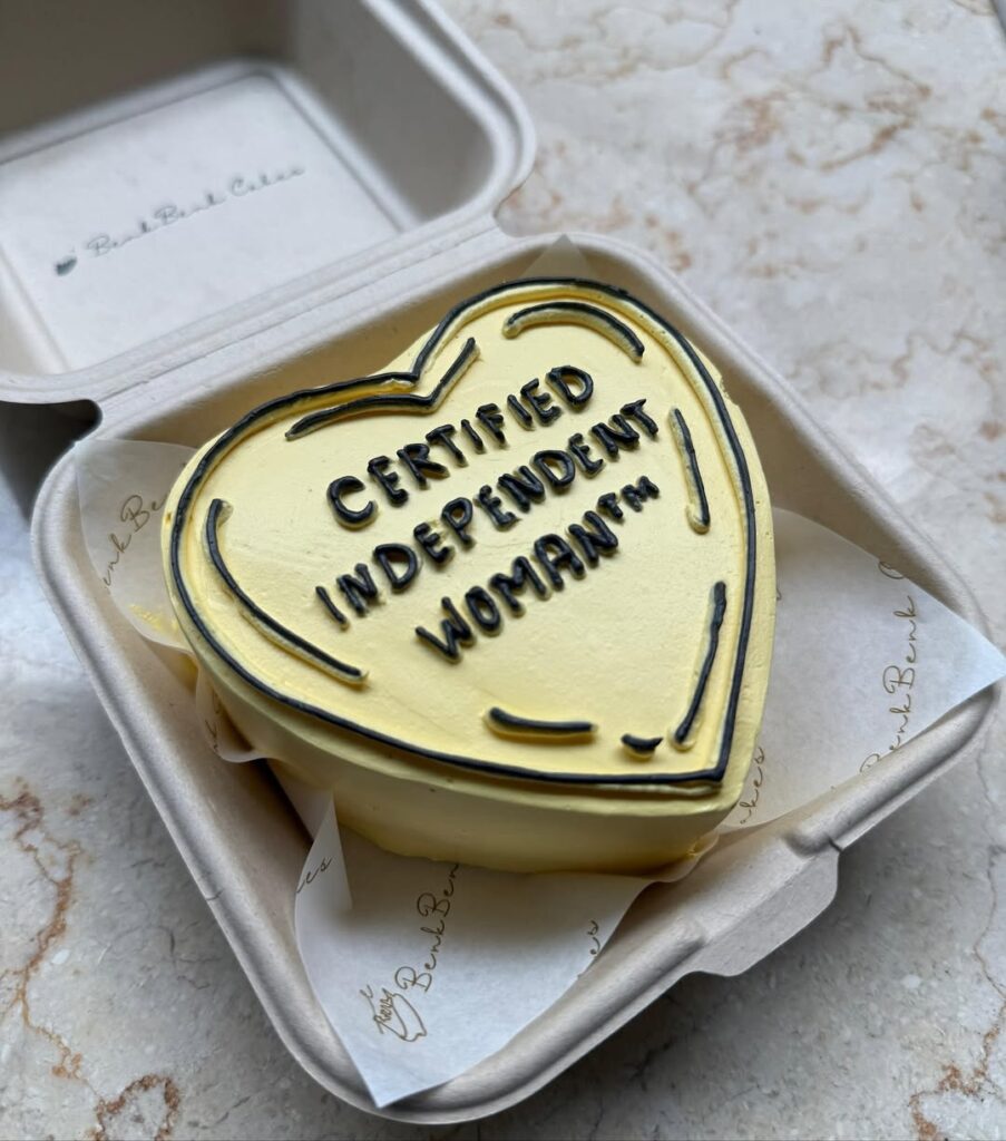 Kue yang diunggah Tasya bukan sekadar perayaan, tetapi juga sarat makna. Tulisan “Certified Independent Woman” menegaskan identitasnya sebagai perempuan yang mampu berdiri sendiri