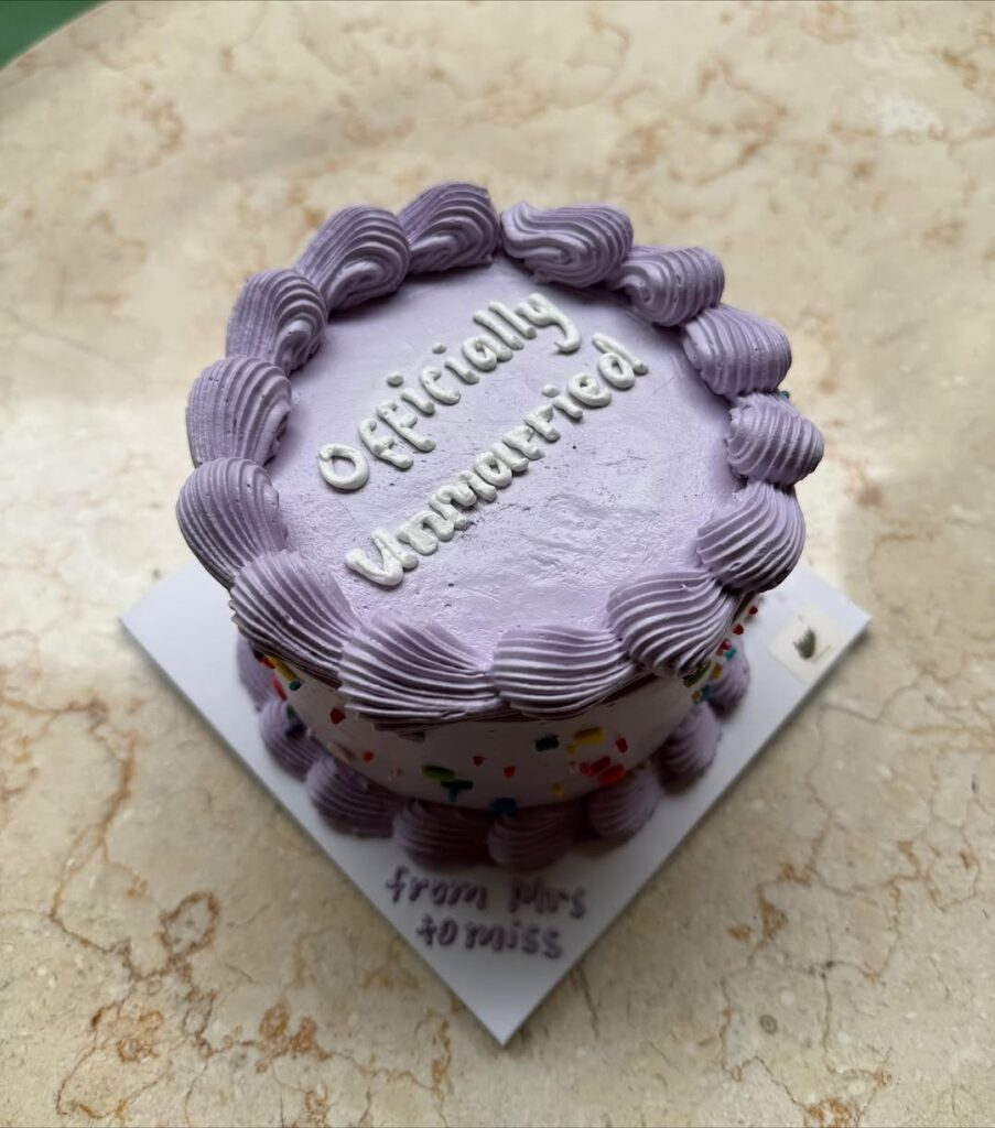 Unggahan kue bertuliskan status barunya menjadi simbol bahwa ia tidak ingin terjebak dalam stigma negatif perceraian